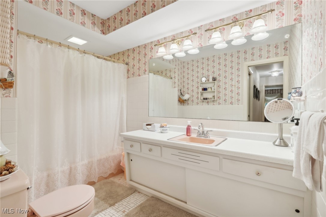 1095 Dorsh Road Cleveland, OH 44121 - Photo 13 of 33 first floor bathroom