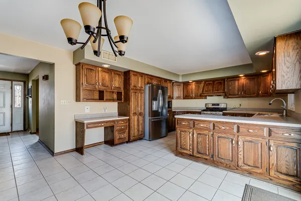 $379,900 | 805 South Raven Road, Shorewood, IL 60404