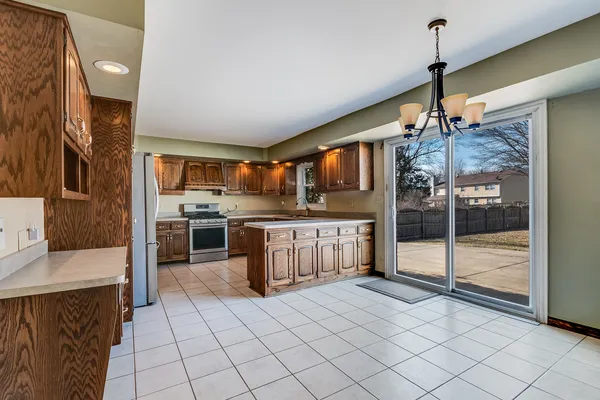 $379,900 | 805 South Raven Road, Shorewood, IL 60404