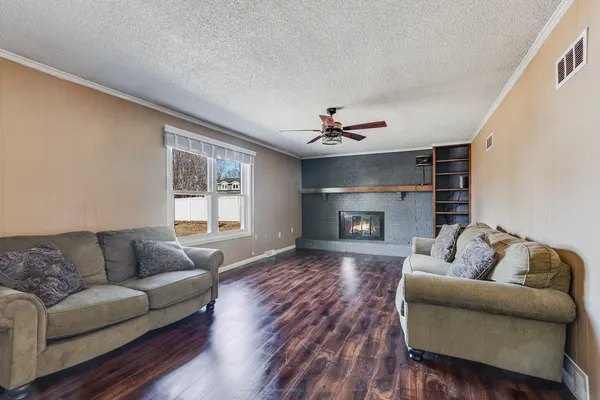 $379,900 | 805 South Raven Road, Shorewood, IL 60404