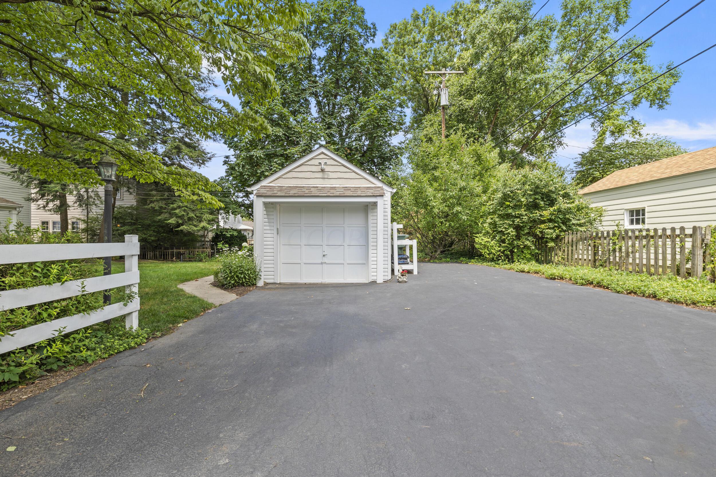 276 Acton Road Columbus, OH 43214 - Photo 27 of 32 32_garage