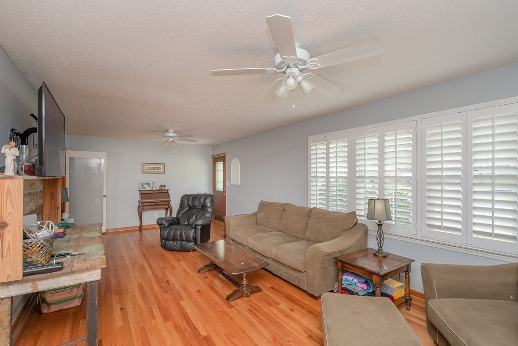 192 Marcia Street Williston, SC 29853 - Photo 8 of 32