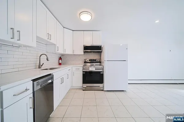 $2,500 | 93 Myrtle Avenue, Unit G, Edgewater, NJ 07020