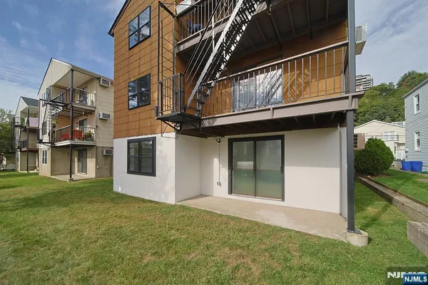 $2,500 | 93 Myrtle Avenue, Unit G, Edgewater, NJ 07020