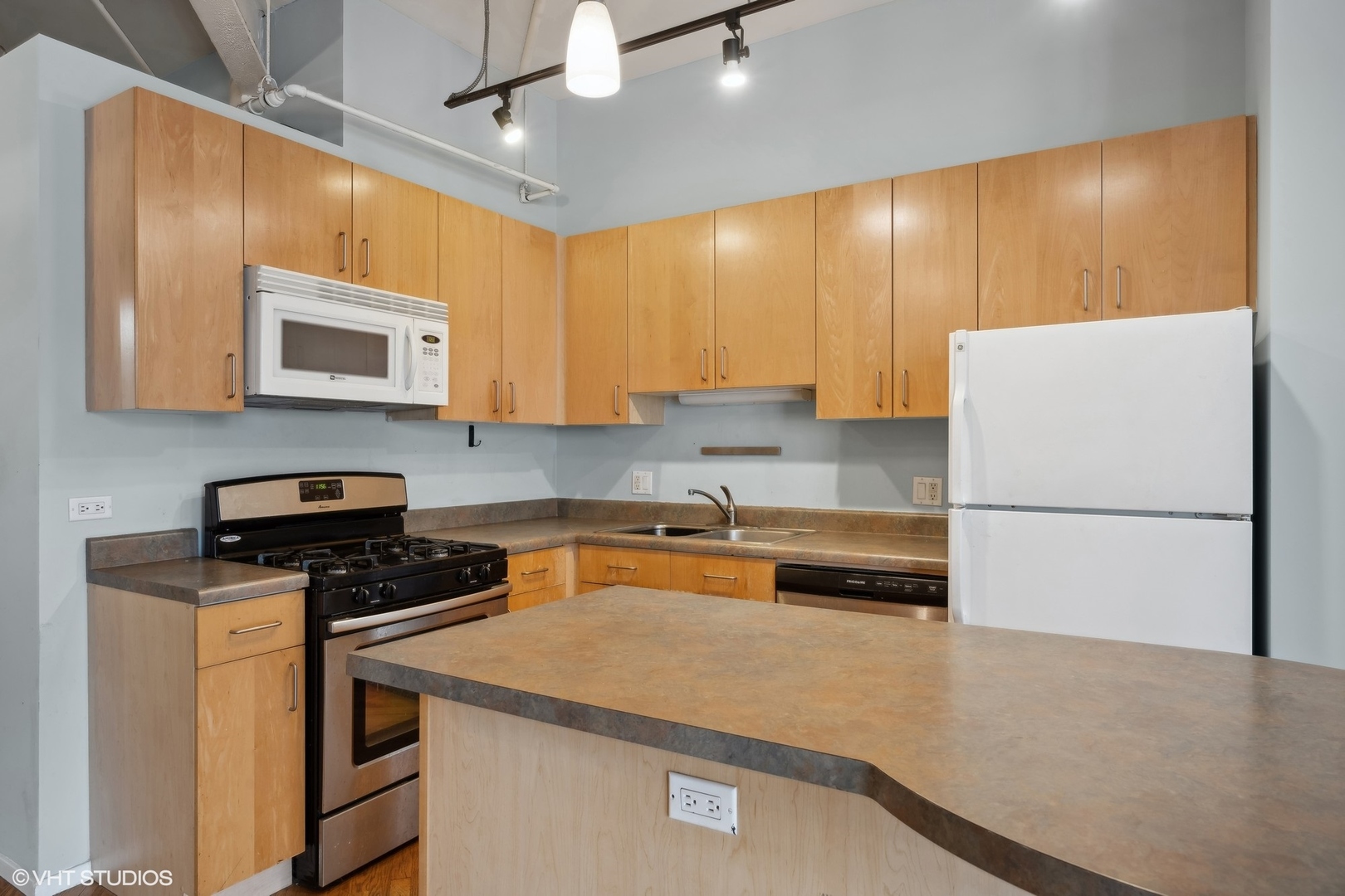 420 South Clinton Street, Unit 317A Chicago, IL 60607 - Photo 4 of 17 a kitchen with a refrigerator a stove and a microwave