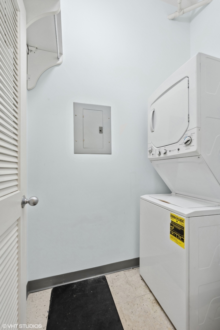 420 South Clinton Street, Unit 317A Chicago, IL 60607 - Photo 9 of 17 a utility room with dryer and washer