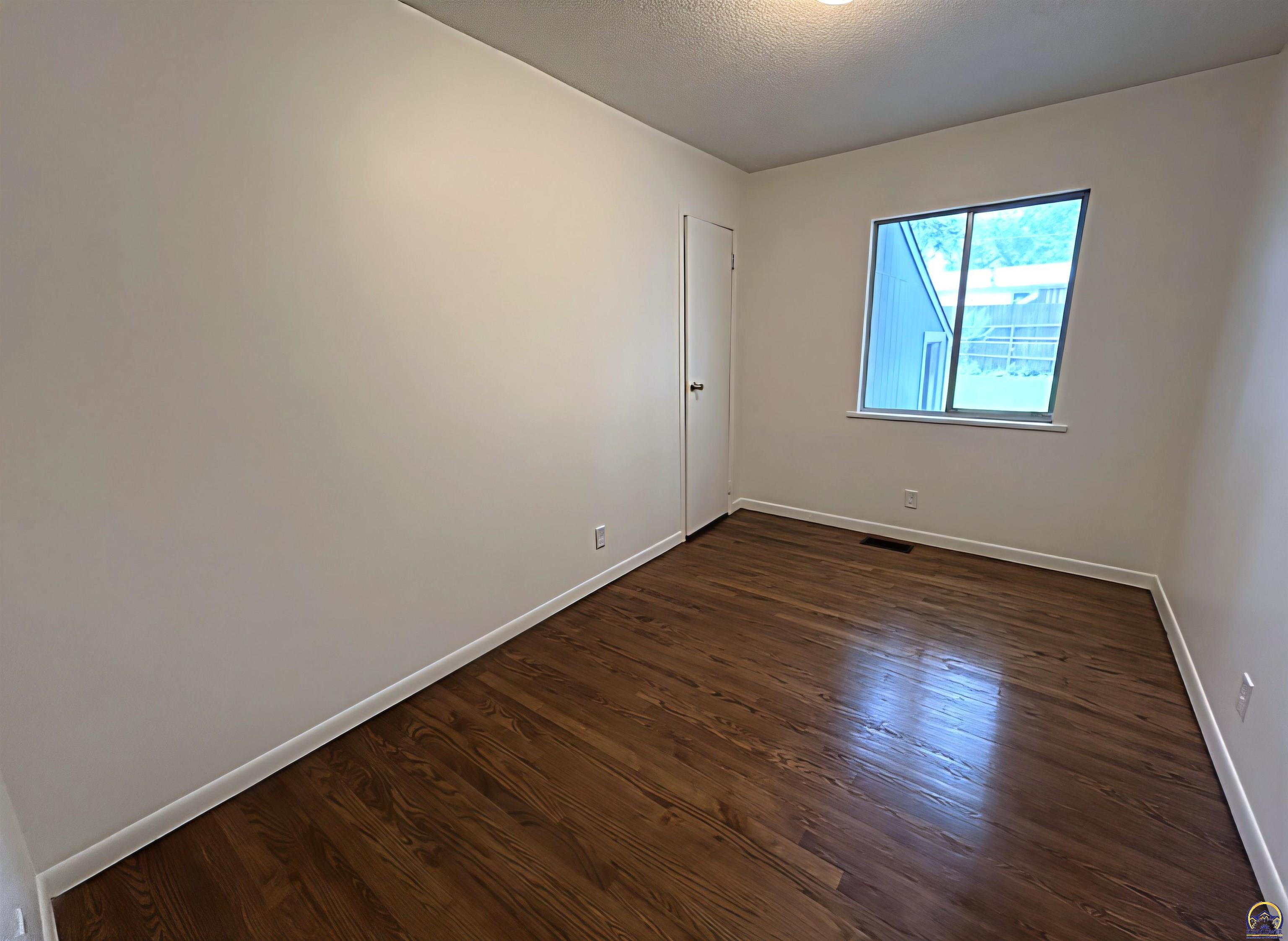 873 Southeast Brookside Drive Topeka, KS 66607 - Photo 13 of 19