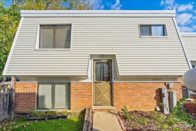$2,400 | 34-w657 Elm Court, Unit C, St. Charles, IL 60174