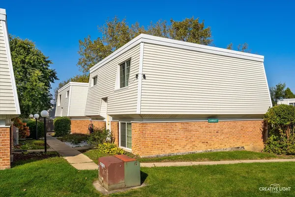 $2,300 | 34-w657 W Elm Court, Unit C, St. Charles, IL 60174