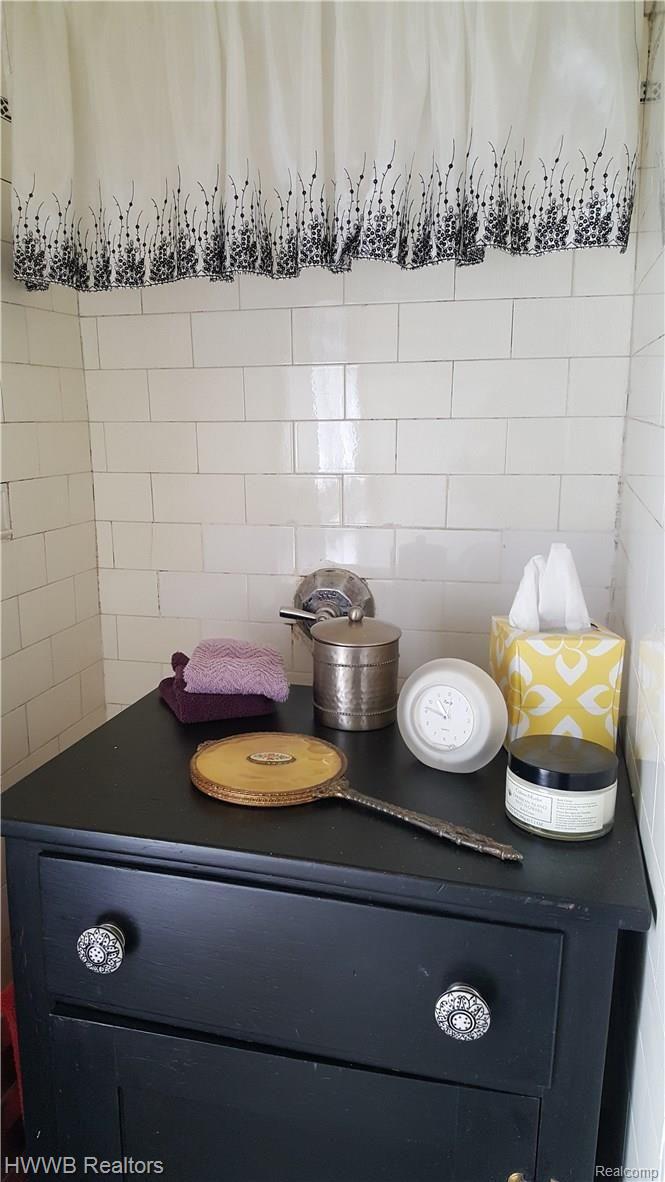 912 Barrington Road Grosse Pointe, MI 48230 - Photo 21 of 26 Bath dressing