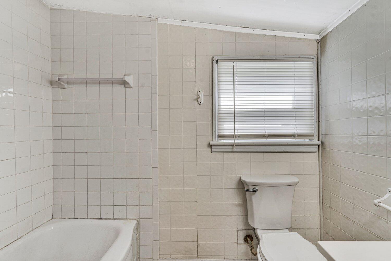 3191 Webster Road Blue Ridge, VA 24064 - Photo 15 of 18 a bathroom with a toilet a sink and bathtub