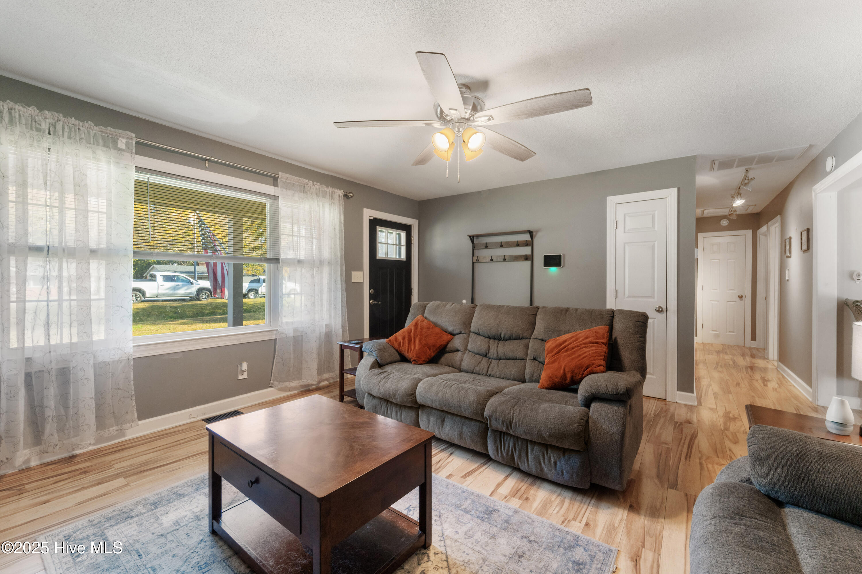 226 Church Road Havelock, NC 28532 - Photo 4 of 20 Living Room