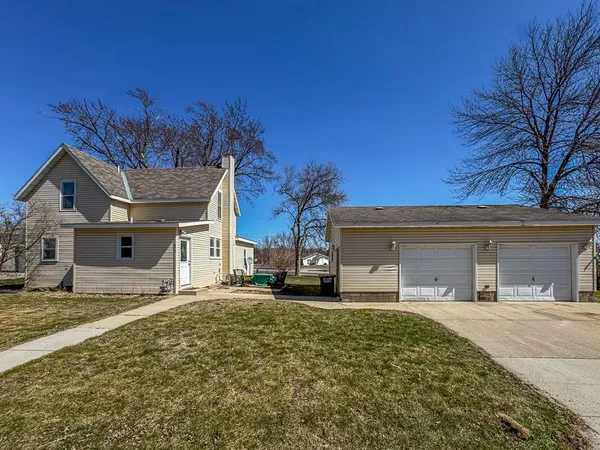 $224,900 | 672 South Anna Avenue, Lake Crystal, MN 56055