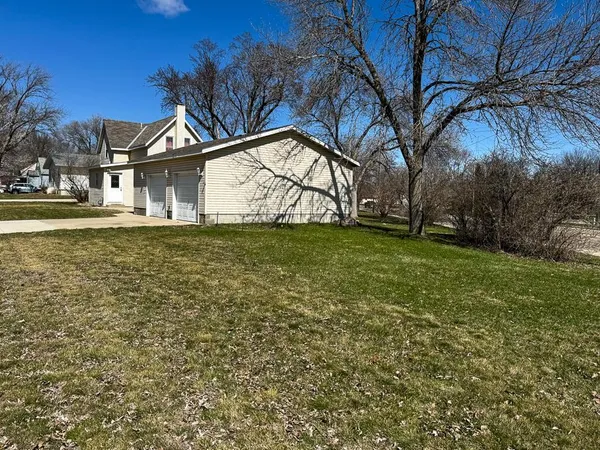 $224,900 | 672 South Anna Avenue, Lake Crystal, MN 56055