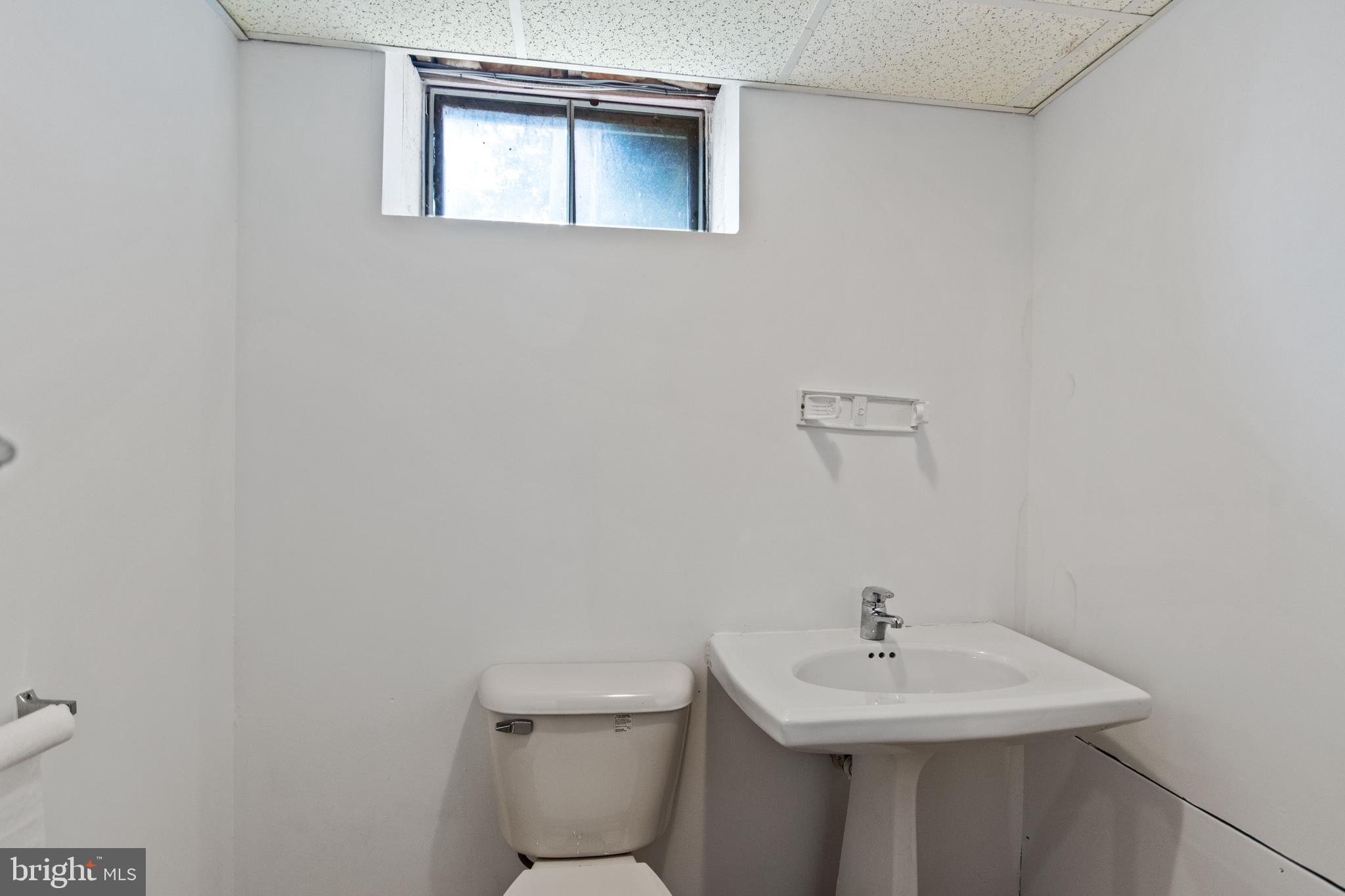 2412 Winslow Road Williamstown, NJ 08094 - Photo 18 of 23 BAYHROOM in basement