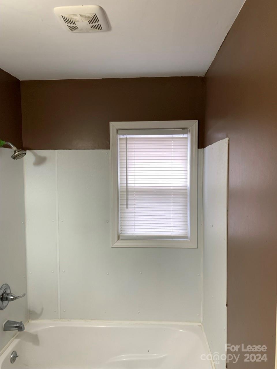 44177 B Mountain View Church Road Albemarle, NC 28001 - Photo 19 of 26 a bathroom with a bathtub