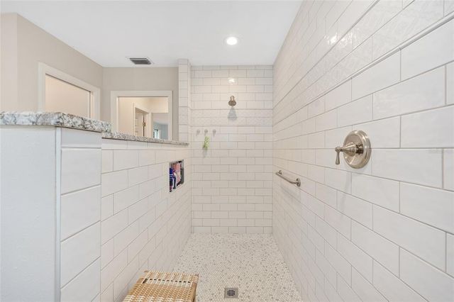 a view of a house with backyard and garden