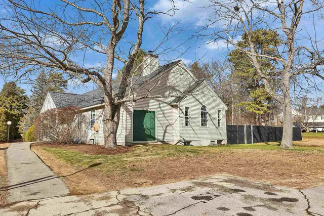 $270,000 | 8 Northeast Village Road, Concord, NH 03301