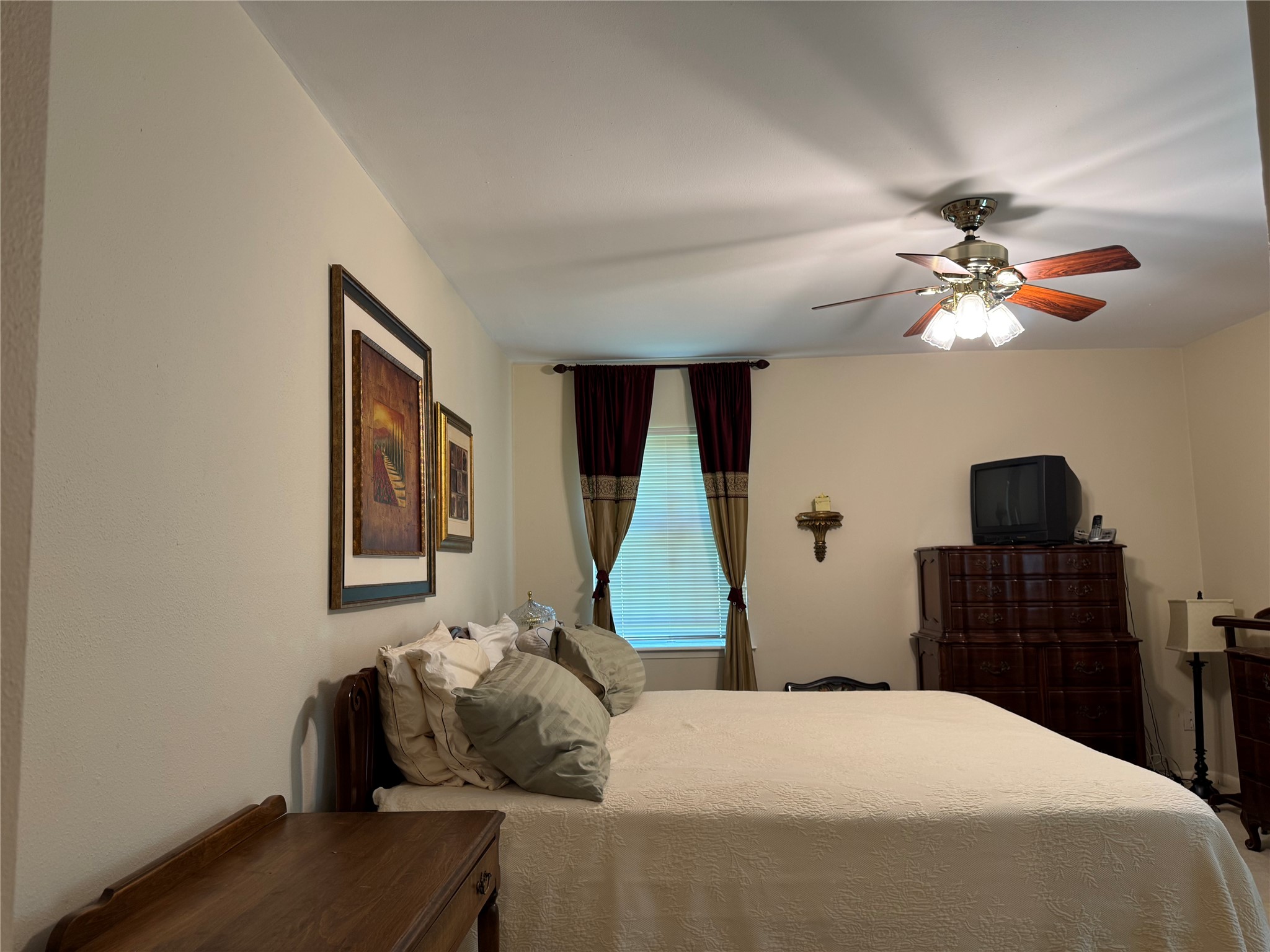 203 East Thornton Road Houston, TX 77022 - Photo 8 of 18 Downstairs bedroom with neutral walls, a ceiling fan, and a window providing natural light.