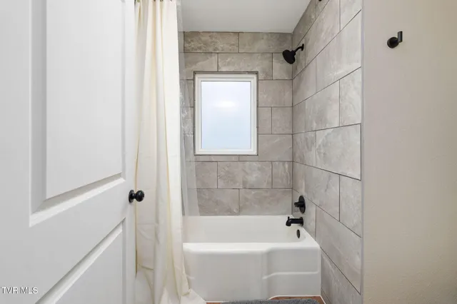 $1,800 | 142 East Park Drive, Unit A, Kingsport, TN 37660