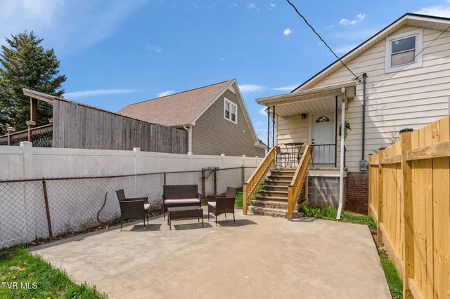 $1,800 | 142 East Park Drive, Unit A, Kingsport, TN 37660