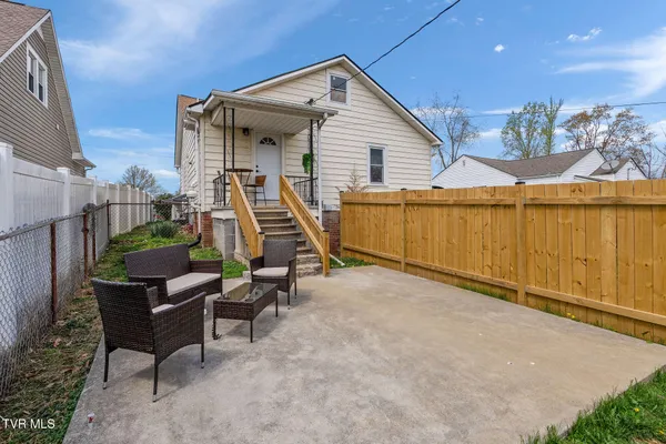 $2,000 | 142 East Park Drive, Unit A, Kingsport, TN 37660