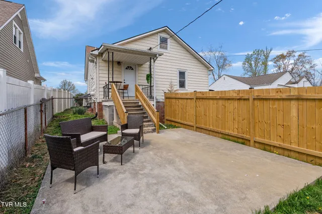 $1,800 | 142 East Park Drive, Unit A, Kingsport, TN 37660