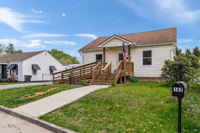 $1,800 | 142 East Park Drive, Unit A, Kingsport, TN 37660