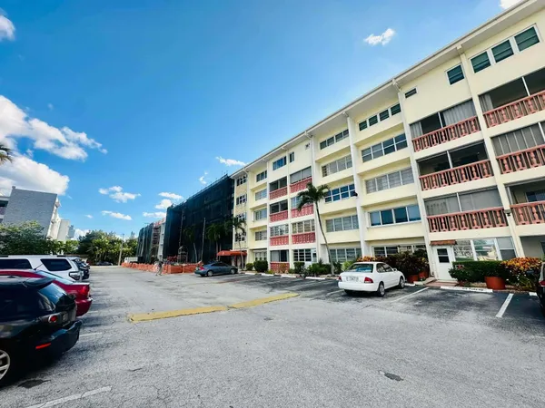 $1,500 | 215 Southeast 3rd Avenue, Hallandale Beach, FL 33009