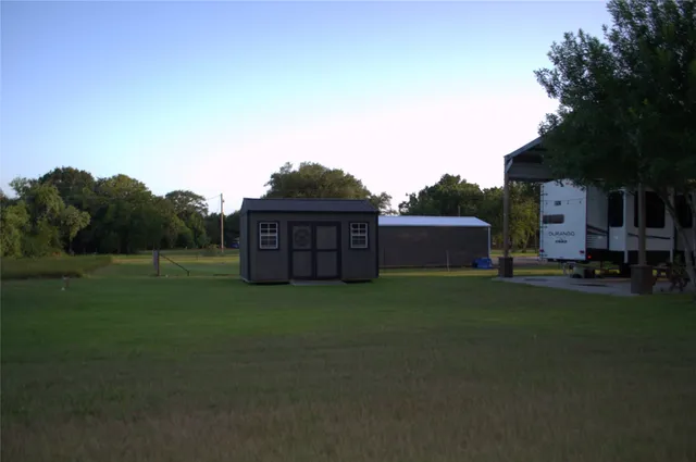 a view of a backyard