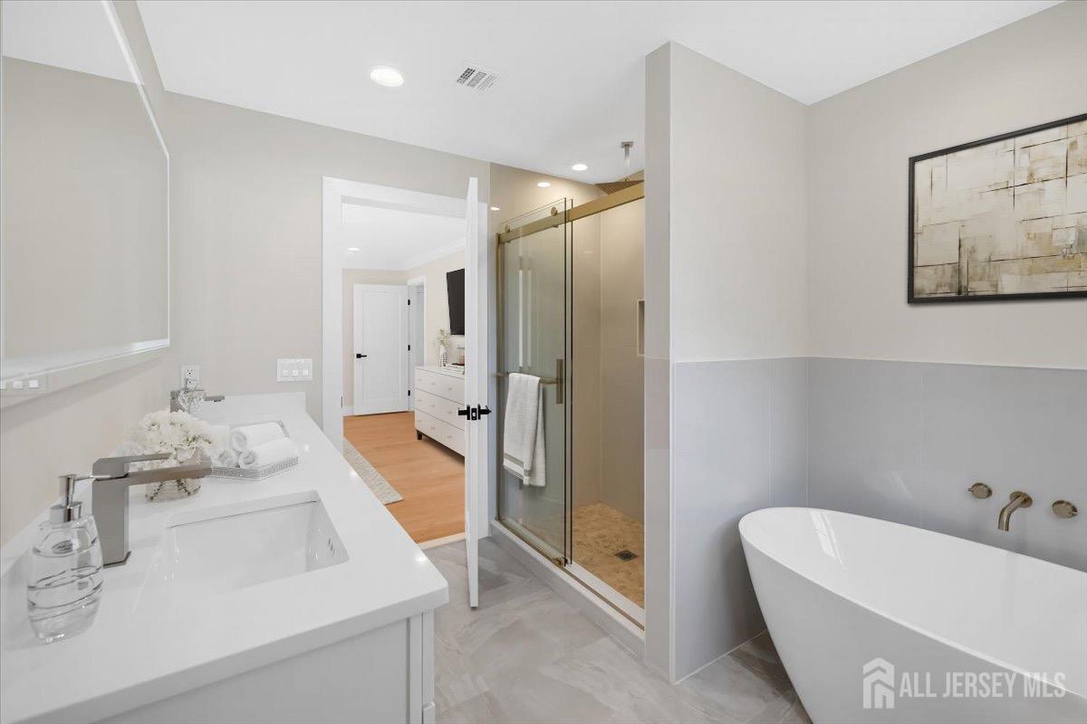 30 Ashley Road Edison, NJ 08817 - Photo 21 of 39 a bathroom with a tub sink and mirror