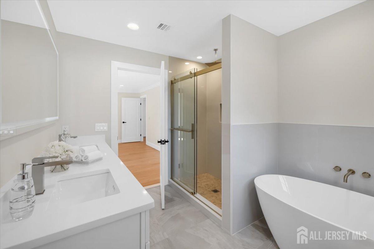 30 Ashley Road Edison, NJ 08817 - Photo 26 of 39 a bathroom with a tub sink and mirror