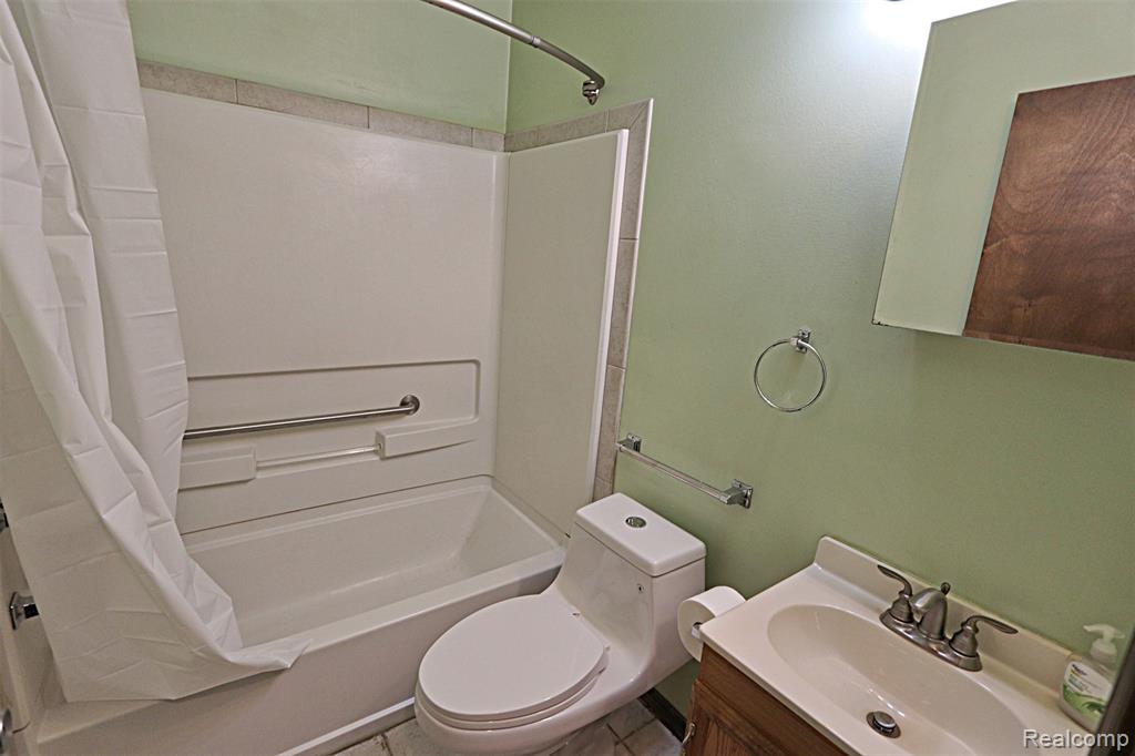 19554 Farmington Road Livonia, MI 48152 - Photo 20 of 40