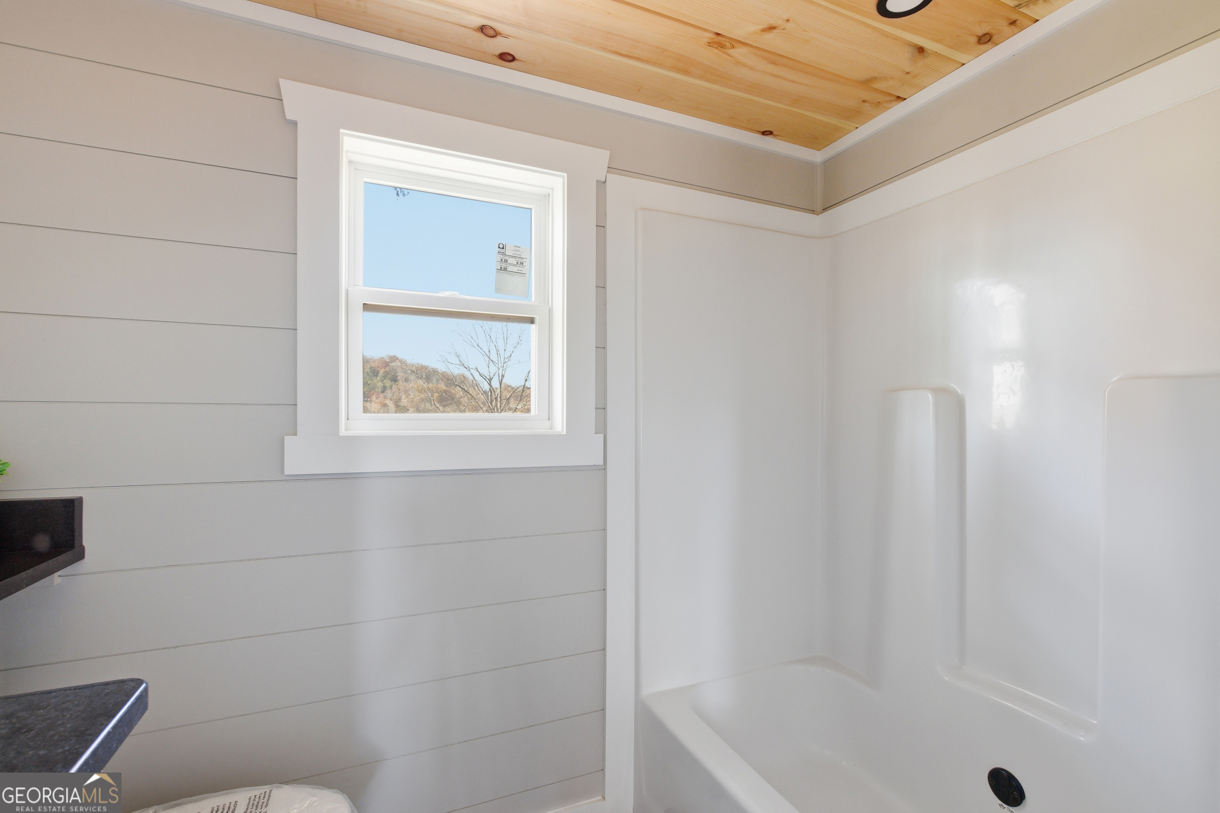 527 Saunders Road Franklin, NC 28734 - Photo 15 of 25 a bathroom with a bathtub