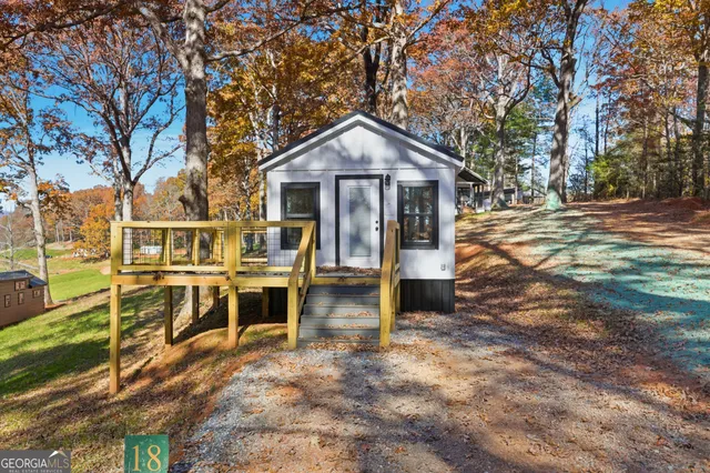 a view of a house with backyard and trees