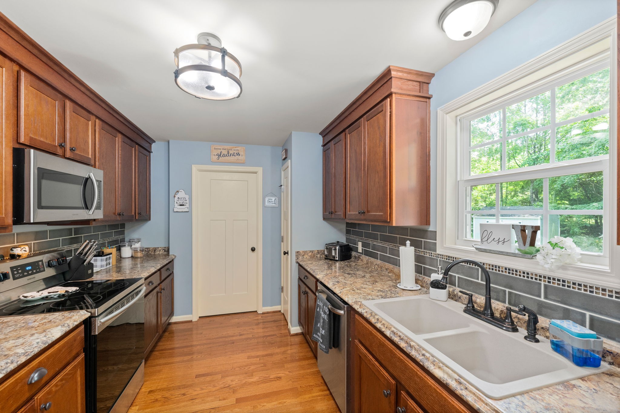 6446 Green Road Springfield, TN 37172 - Photo 10 of 33 a large kitchen with a large window