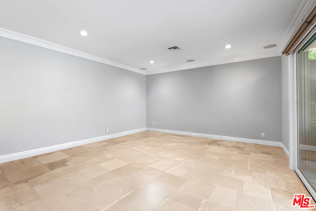 4724 Noble Avenue Sherman Oaks, CA 91403 - Photo 12 of 35