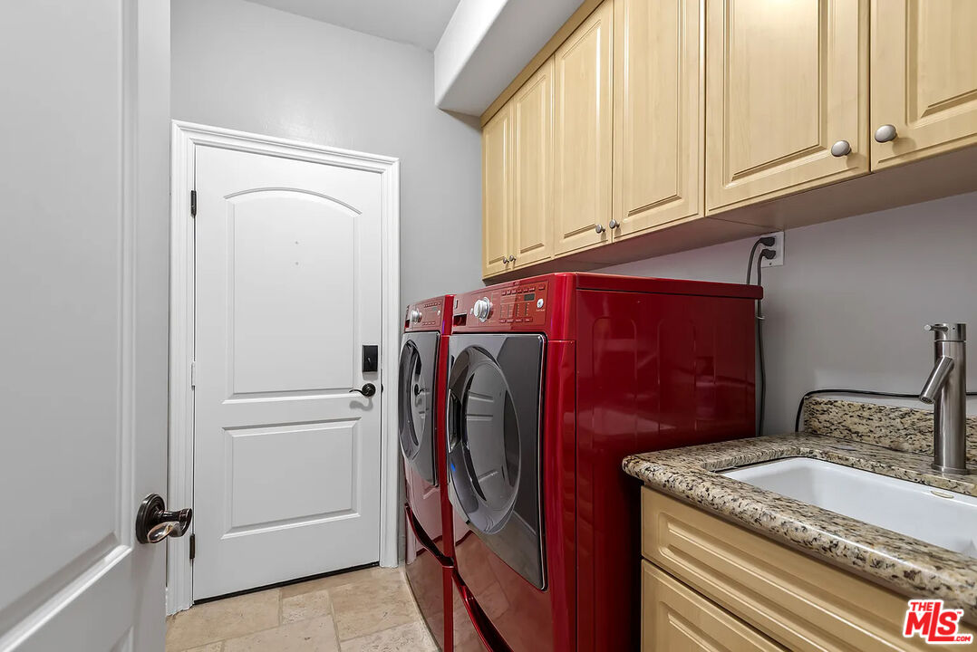4724 Noble Avenue Sherman Oaks, CA 91403 - Photo 23 of 35 a utility room with dryer and washer