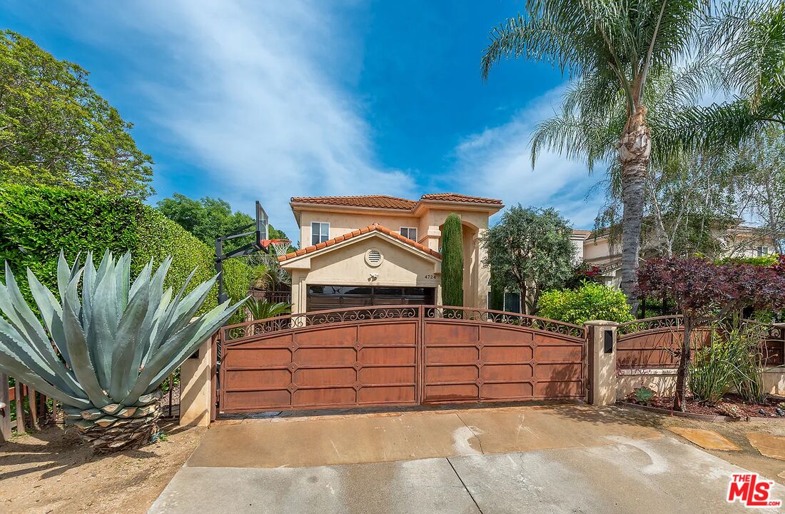4724 Noble Avenue Sherman Oaks, CA 91403 - Photo 34 of 35 a front view of a house with a yard