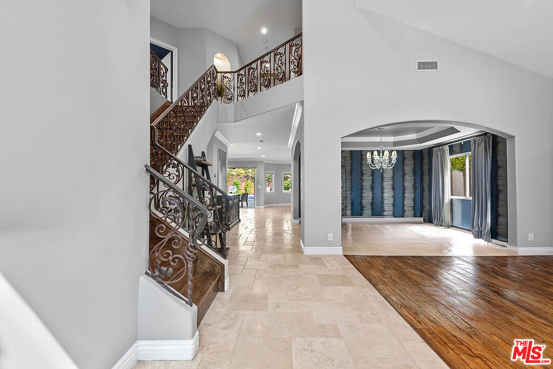 4724 Noble Avenue Sherman Oaks, CA 91403 - Photo 9 of 35 a view of entryway