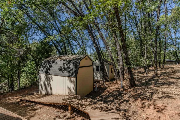 a view of a backyard