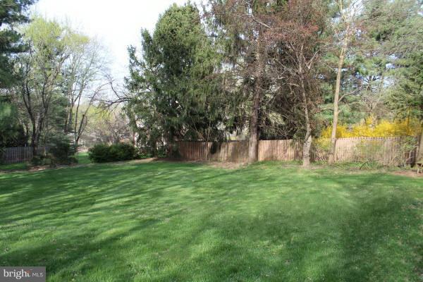 11609 Piney Lodge Road North Potomac, MD 20878 - Photo 25 of 25 a view of a backyard with large trees