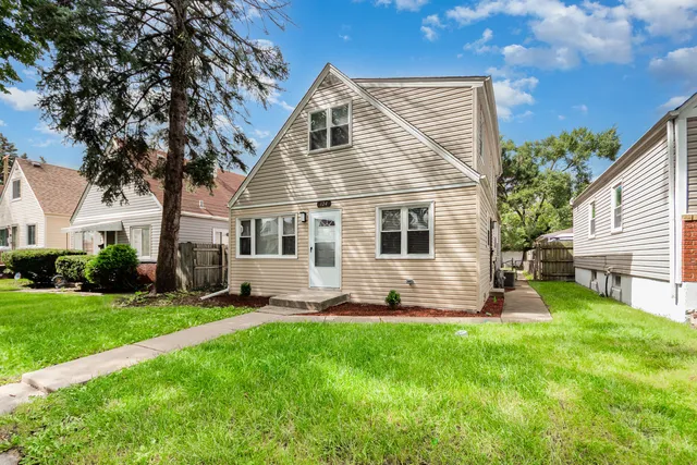 $2,895 | 124 46th Avenue, Bellwood, IL 60104