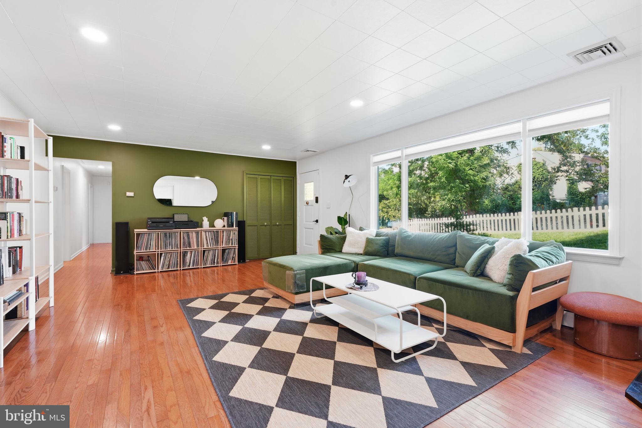 6910 Cliff Road Philadelphia, PA 19128 - Photo 4 of 32 Gallery Image 4