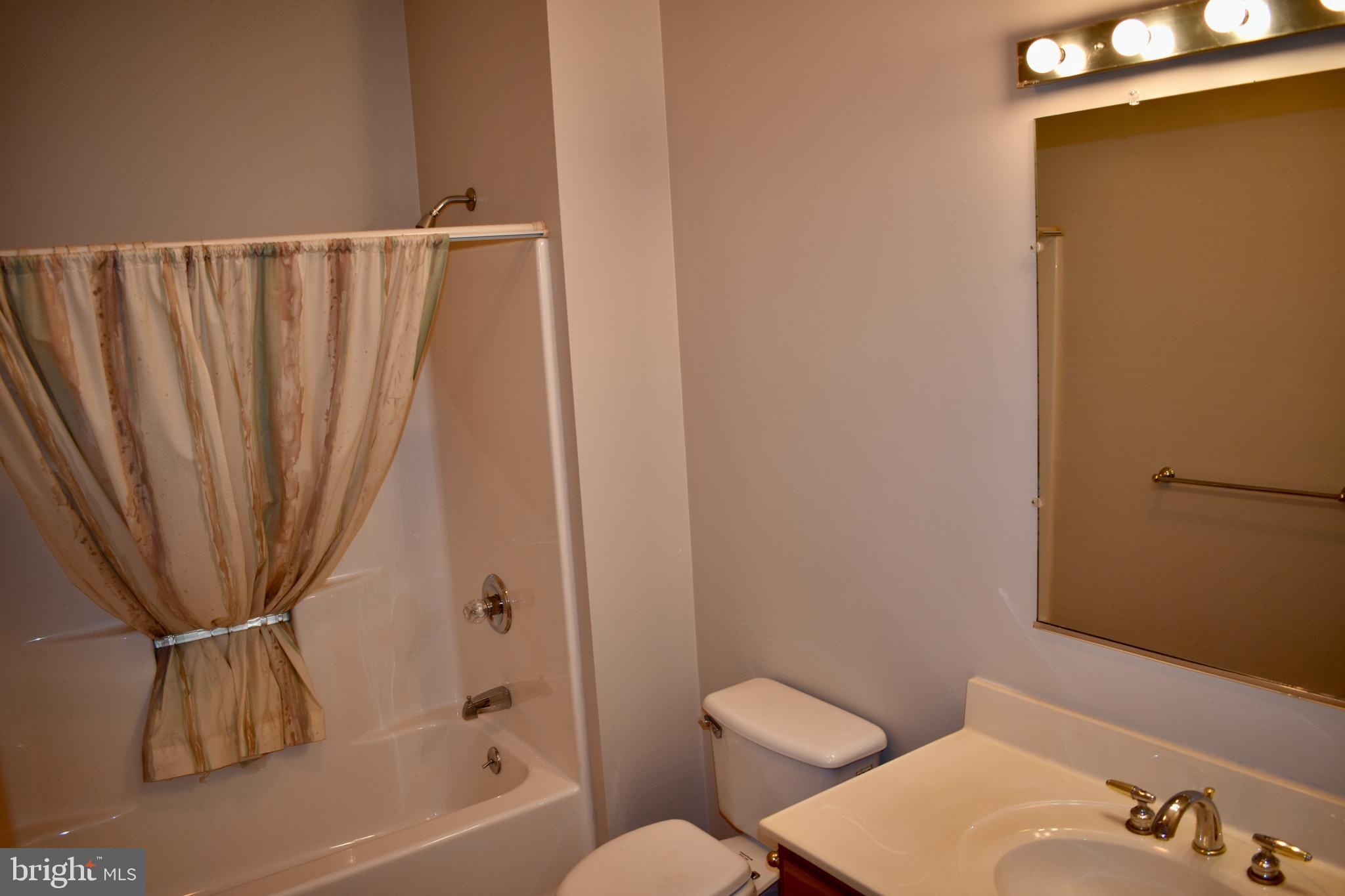 15745 Baden Naylor Road Brandywine, MD 20613 - Photo 26 of 59 Hall bath, main level, shared by BRs#2 & #3