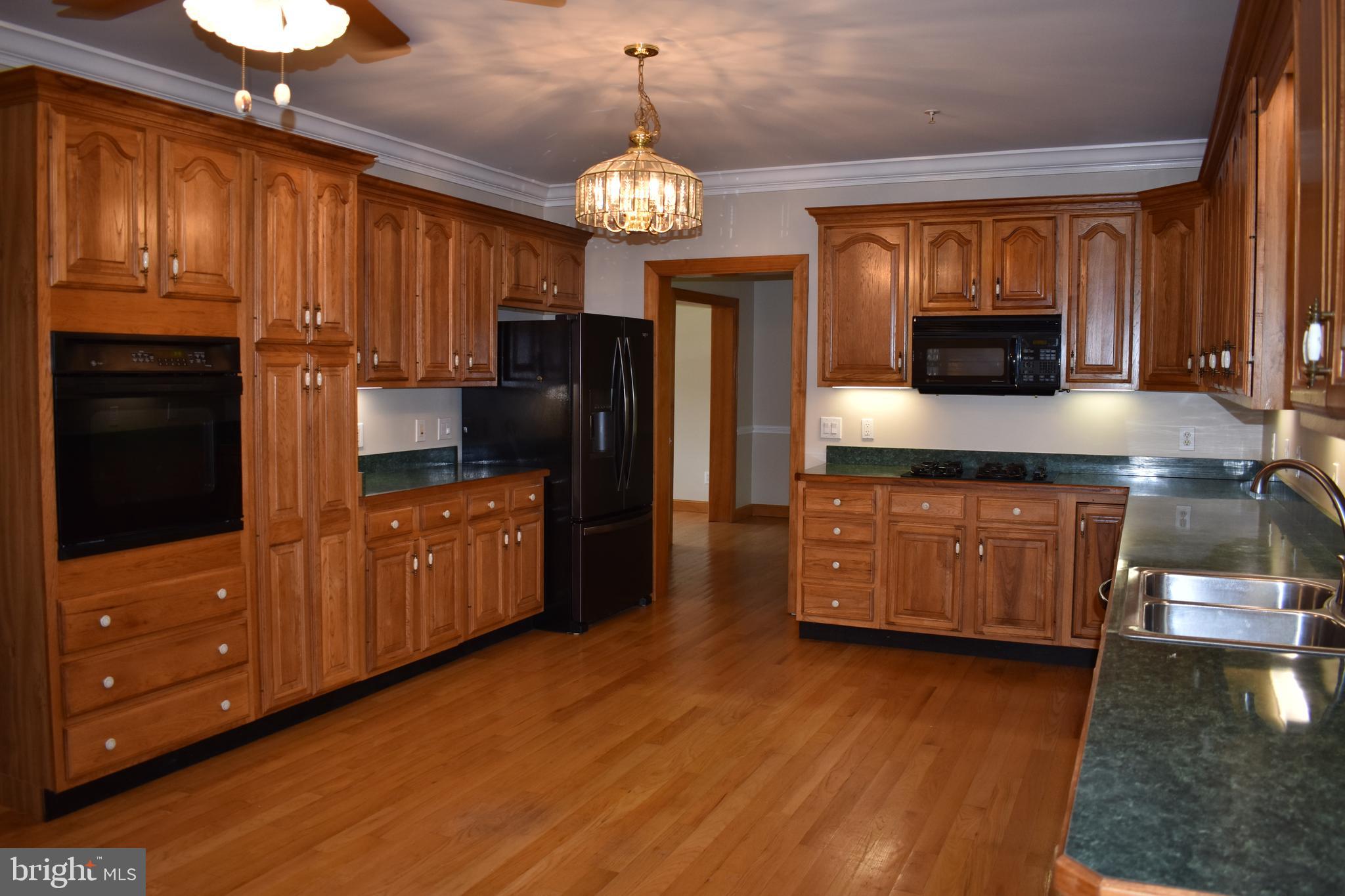 15745 Baden Naylor Road Brandywine, MD 20613 - Photo 4 of 59 Gas cooktop; electric oven