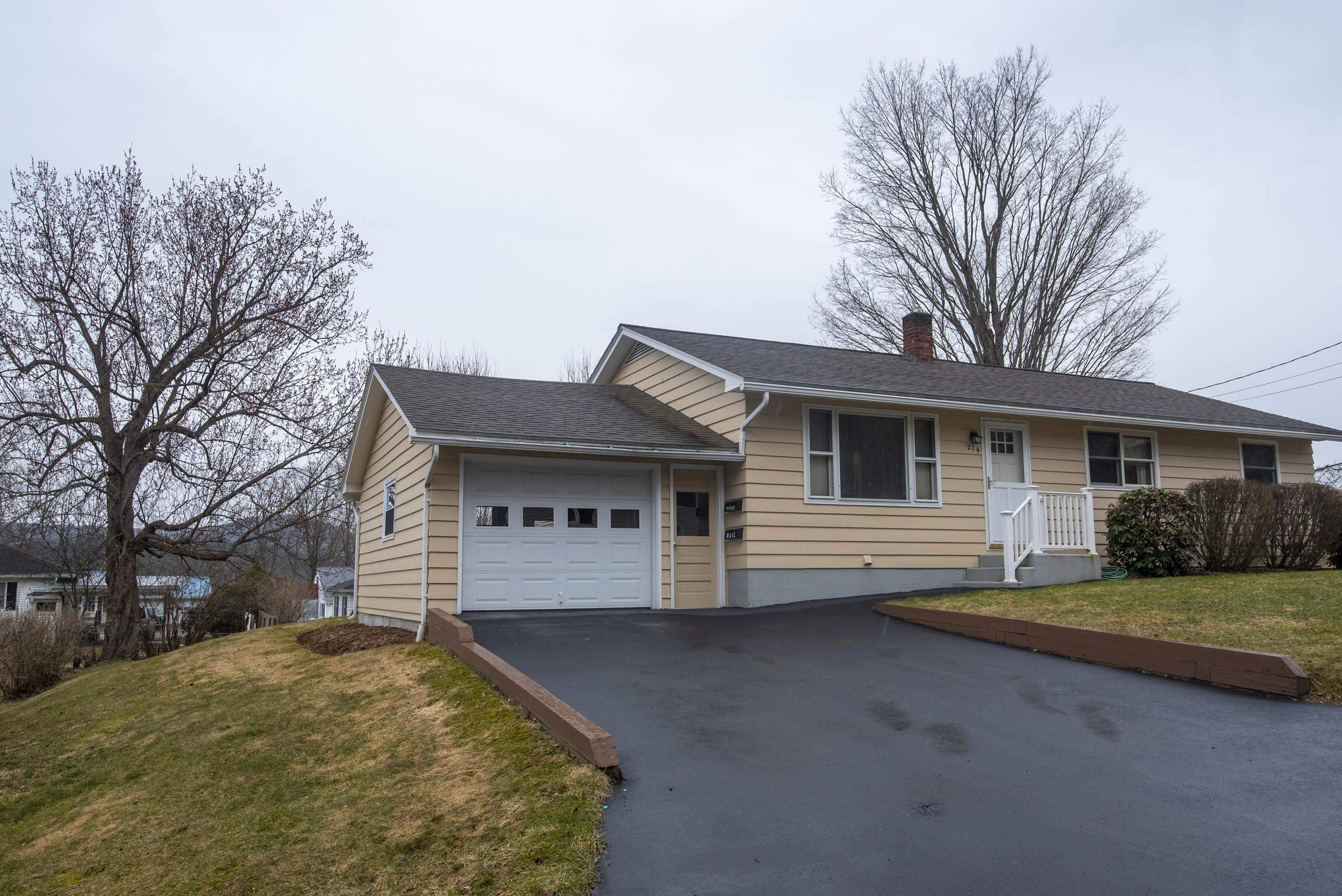 214 Fairview Street Barre, VT 05641 - Photo 2 of 33 Gallery Image 2