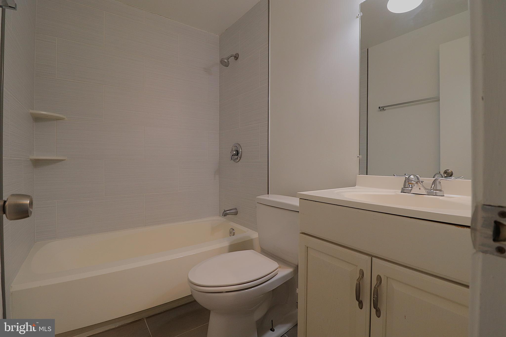 138 Sharpstead Lane Gaithersburg, MD 20878 - Photo 16 of 36 a bathroom with a sink toilet and bathtub