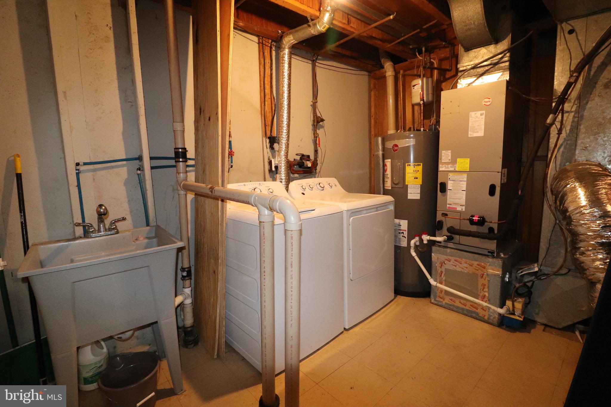 138 Sharpstead Lane Gaithersburg, MD 20878 - Photo 33 of 36 a view of a kitchen with appliances and a window