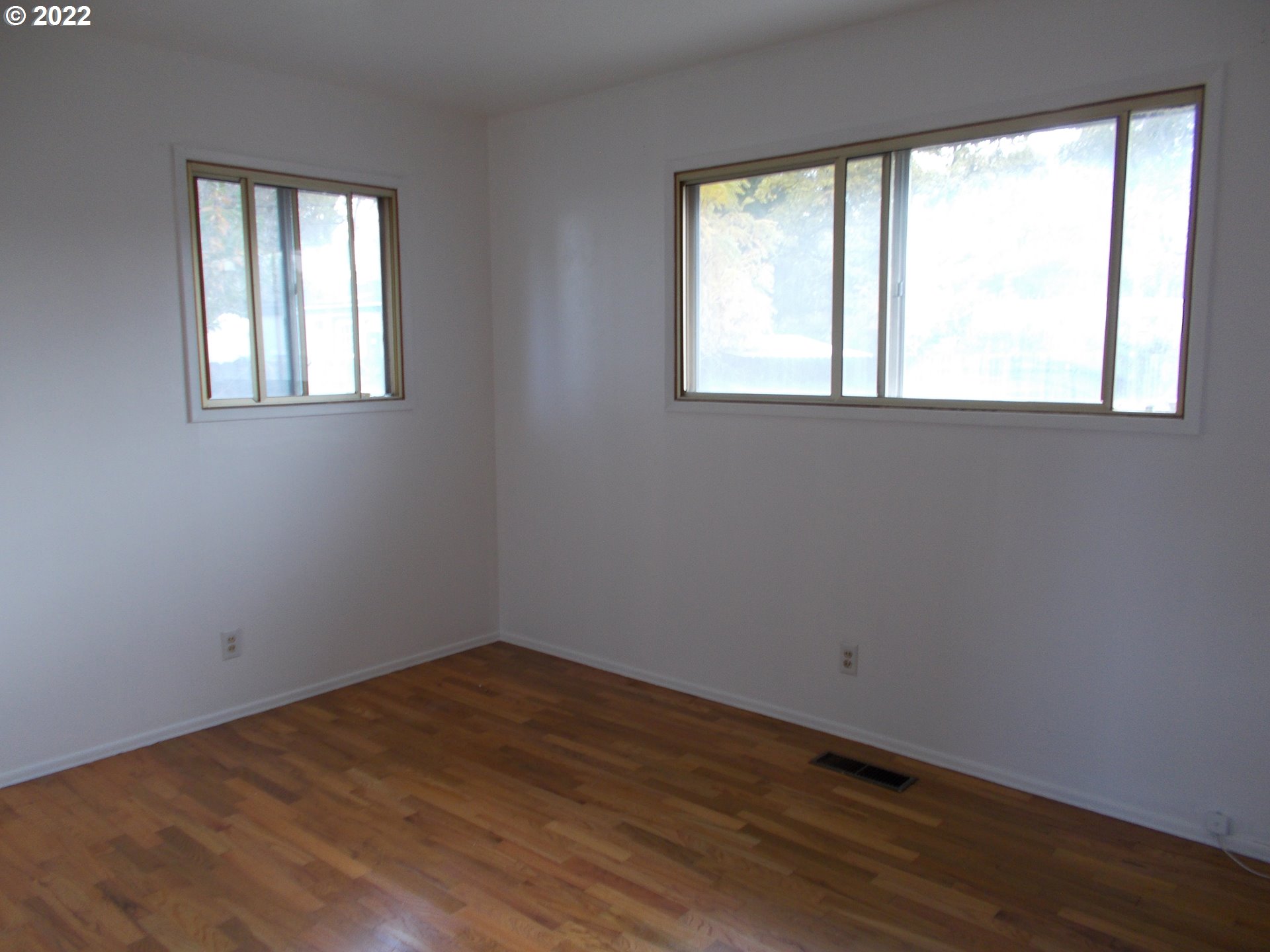 1388 Southwest 39th Street Pendleton, OR 97801 - Photo 17 of 22 an empty room with a window